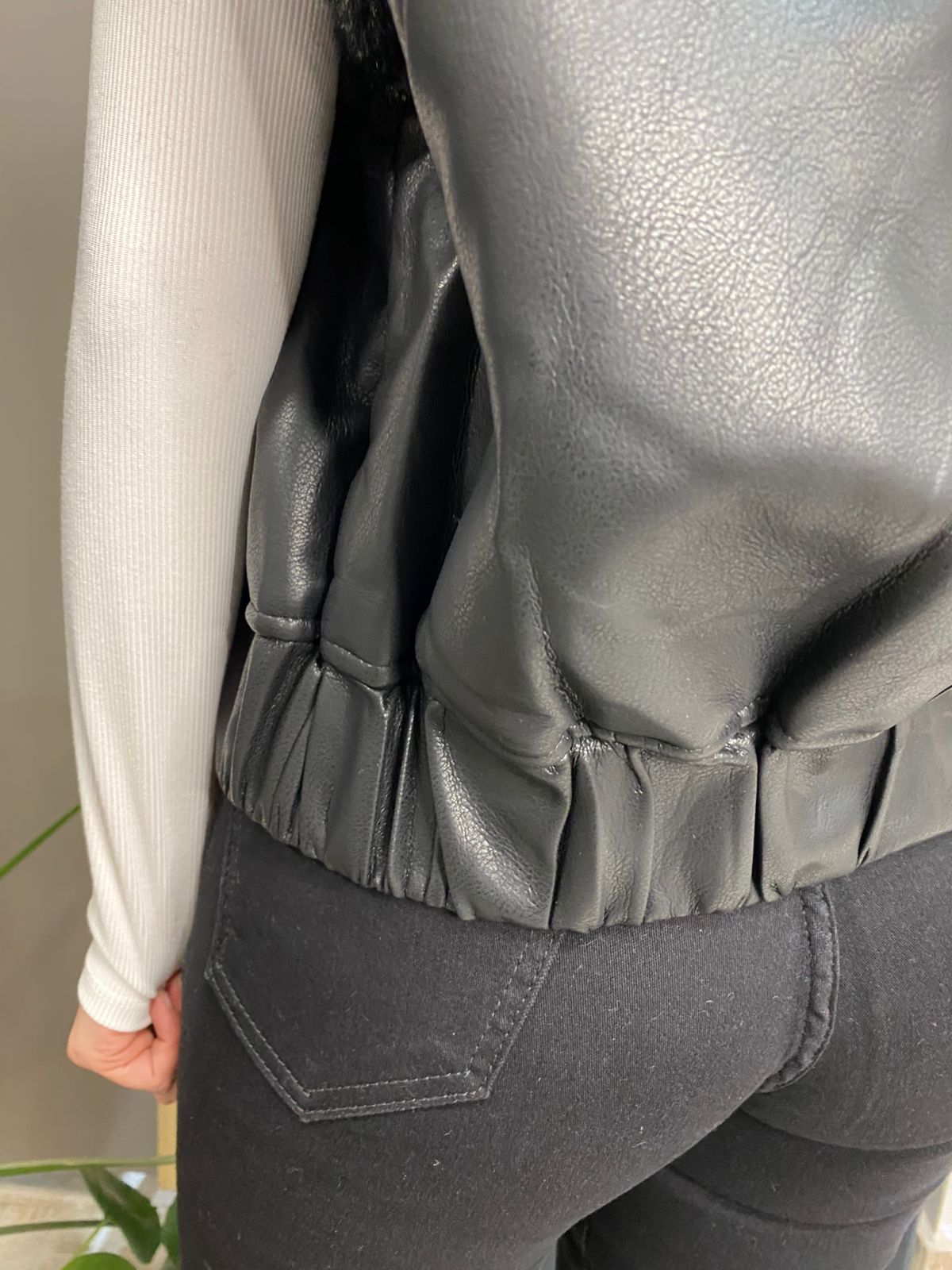 Chaleco Bomber de Ecocuero con Cuello de Piel - Imagen 4