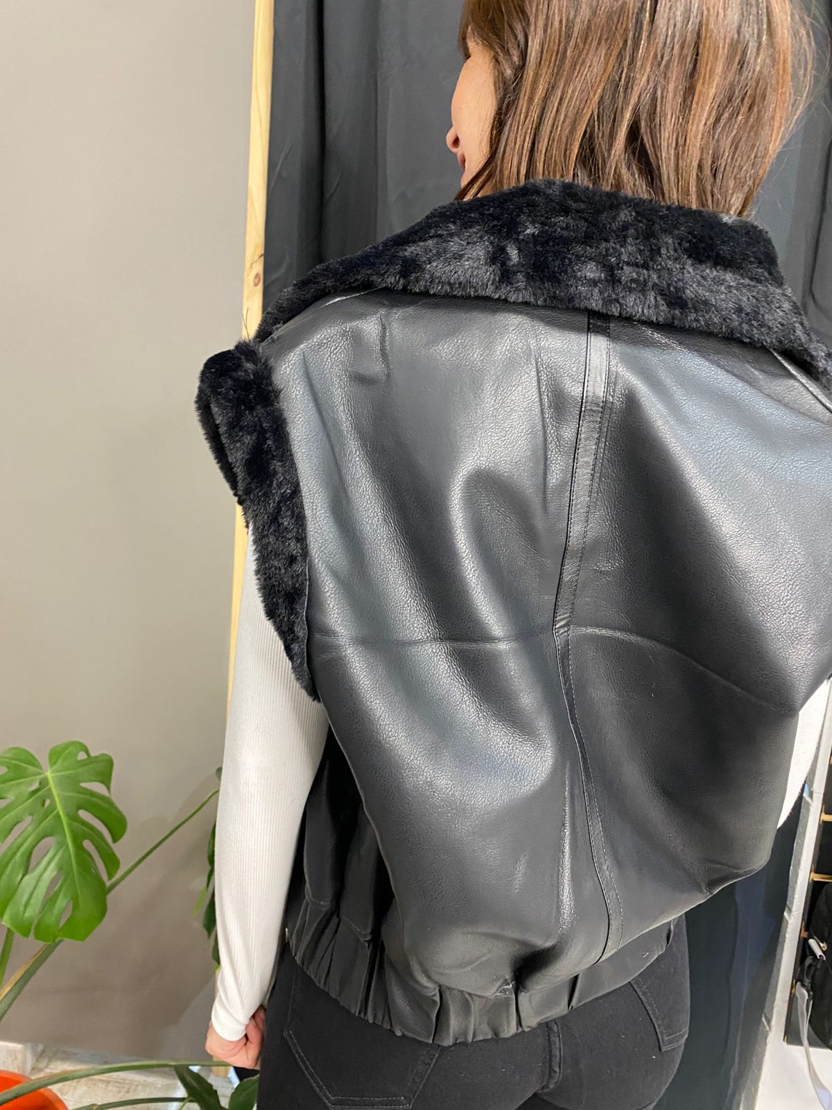 Chaleco Bomber de Ecocuero con Cuello de Piel - Imagen 3